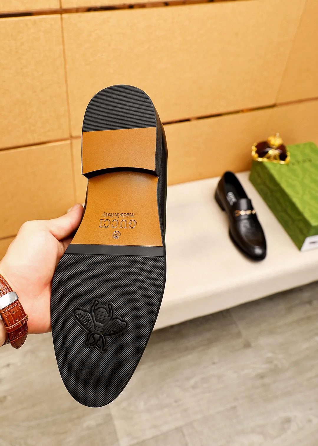 Men's shoes 💰400 💐 Product trademark: GUCCI "Gucci" casual leather shoes Regular size: 39-44 (38.45.46🉑️Customized) Product materials: Selected imported first-layer calfskin embossed upper + luxury hardware buckle, imported 🐑 sheepskin lining. Strong three-dimensional visual effect, original combination outsole Color: 2⃣️colors available